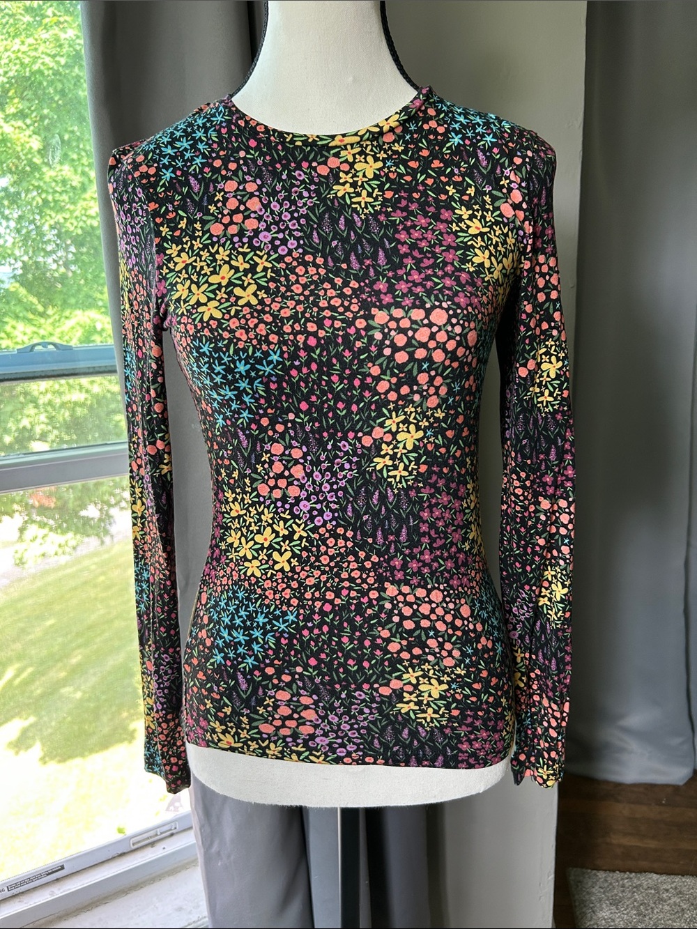 Floral Print Long-Sleeve Crewneck Top in Black
